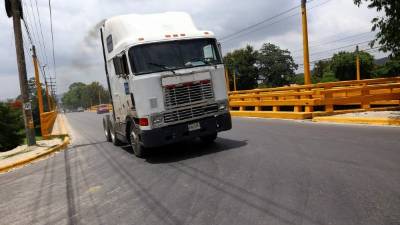 La falla se está dando unos metros adelante del puente de norte a sur a la altura de las brisas.