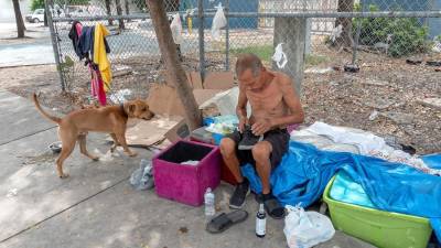 Vista de un hombre sin hogar en un campamento en Miami.