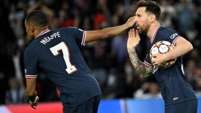 Lionel Messi fue felicitado por Kylian Mbappé tras marcar dos goles.