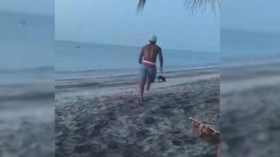 El video de un hombre que intentó golpear a un perro se ha convertido en el ejemplo del karma instantáneo.