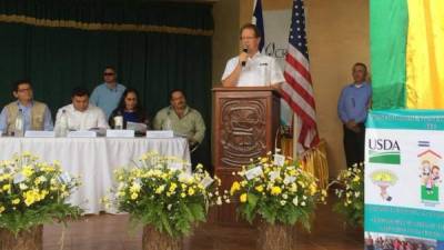 El embajador James Nealon junto a autoridades de educación firmó hoy el convenio.