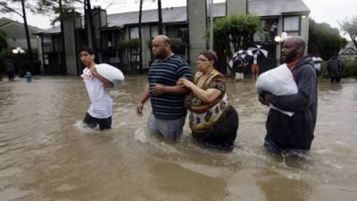 Decenas de residentes han sido evacuados tras las inundaciones.