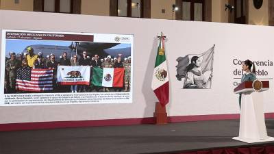 La presidenta de México, Claudia Sheinbaum, observa una imagen de la delegación mexicana en California este martes, en una rueda de prensa, en el Palacio Nacional de la Ciudad de México (México).