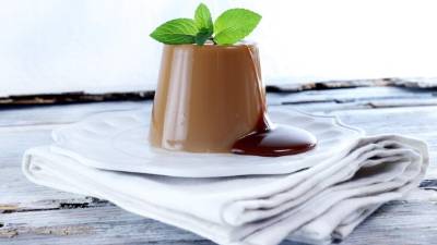 Decorar la gelatina con hojas de menta fresca.