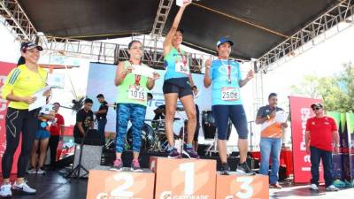 La sampedrana María Eugenia Gallegos (centro) en el momento que celebraba el primer lugar.