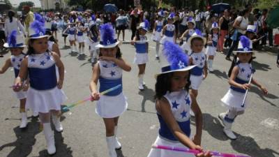 os desfiles de escolares siempre atraen a miles de personas que asisten a presenciar la conmemoración.