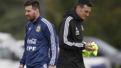 Favorita y con Messi enfocado en ganar su primer título vestido de albiceleste, Argentina debuta en la Copa América de Brasil-2019 contra Colombia. El entrenador Lionel Scaloni ha revelado el 11 titular y ha generado diversos comentarios. Fotos AFP.