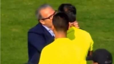 Moncef Khemakhem dio tremendo beso al árbitro del partido.