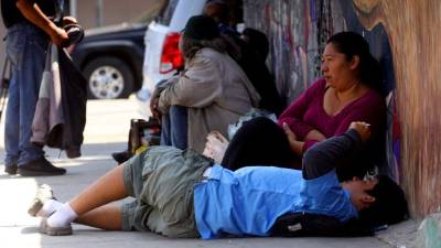 Migrantes centroamericanos toman un descanso en el albergue de la organización civil Juventud 2000.Tijuana (México). EFE