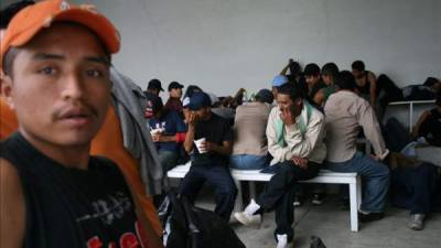El grupo de 23 salvadoreños estaba integrado por 7 mujeres y 16 hombres, mientras que los dos hondureños son hombres. EFE/Archivo