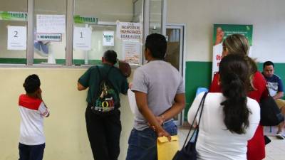 Desde que se anunciaron los pagos de incapacidades, los afiliados hacen filas esperando su comprobante.