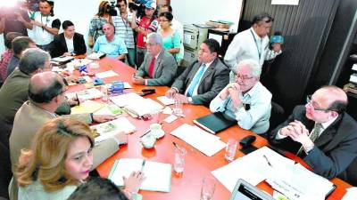 Los miembros de la Junta Nominadora siguen el proceso según está programado.