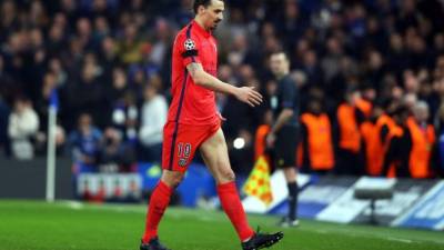 AC Milan's Swedish forward Zlatan Ibrahimovic reacts as he stretches his left leg following a thigh muscle strain during the Italian serie A football match Napoli vs AC Milan on November 22, 2020 at the San Paolo stadium in Naples. (Photo by ANDREAS SOLARO / AFP)