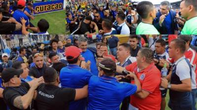 Diego Vázquez fue protagonista de una bronca antes del inicio de la Gran Final Olimpia-Motagua porque no lo dejaban meter a su familia por el sector de camerinos y se agarró a golpes con Osman Madrid.