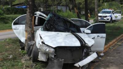 Un joven que conducía un carro turismo fue impactar contra dos árboles después de salirse del bulevar del sur de San Pedro Sula.