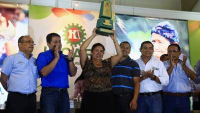 El presidente Juan Orlando Hernández con la ganadora del primer lugar de la Taza de Excelencia, Lucinda Vásquez, y representantes del Ihcafé.