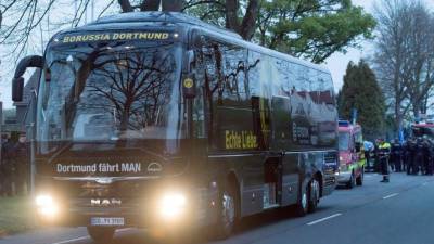 La policía alemana informó que junto al autobús del equipo de fútbol alemán Borussia de Dortmund se produjeron hoy 'tres explosiones'. FOTO EFE