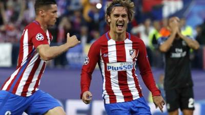 GRA658. MADRID, 10/05/2017.- El delantero francés del Atlético de Madrid Antoine Griezmann celebra su gol, segundo del equipo ante el Real Madrid, durante el partido de vuelta de semifinales de la Liga de Campeones que se juega hoy en el estadio Vicente Calderón, en Madrid. EFE/Ballesteros