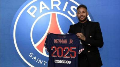 Neymar seguirá en el PSG hasta junio de 2025.