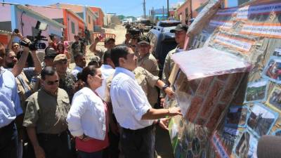 Hernández encabezó la entrega de viviendas.
