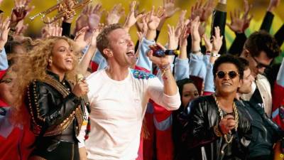 Beyonce, Chris Martin y Bruno Mars en el show de medio tiempo del Super Bowl 50.