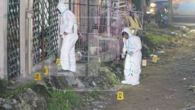 Los cuerpos de los tres hombres quedaron entre el cerco del local y la puerta de la entrada a la cantina.