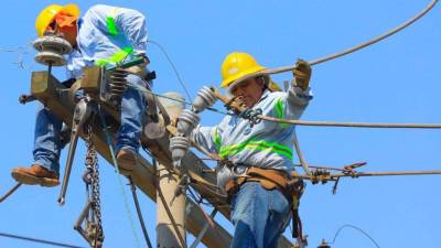 Empleados de la Enee trabajando en algún circuito.