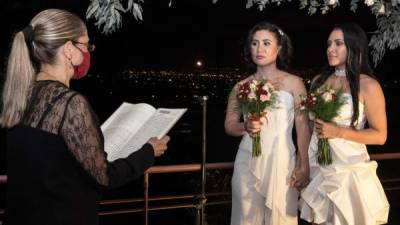 Dunia Araya y Alexandra Quiros son la primera pareja del mismo sexo en contraer matrimonio en Costa Rica./AFP.