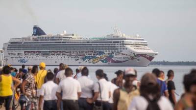 Llegada de un crucero al muelle turístico de Trujillo.