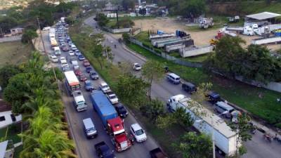 El tráfico en el bulevar del sur es un dolor de cabeza para los conductores, quienes esperan con ansias la construcción de los proyectos que mejorarán la vialidad. Foto: Yoseph Amaya