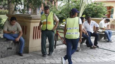 Los estudiantes están motivados con el uso del wifi gratis en el parque central de San Pedro Sula.
