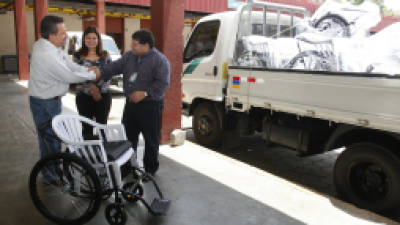 Guillermo Milla hace entrega de 14 sillas de rueda al director del Mario Rivas.