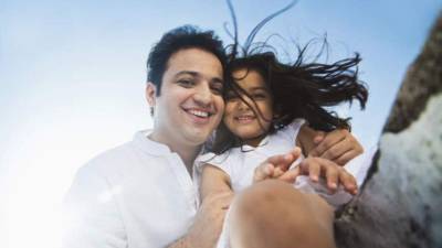 Miles de padres han posteado una imagen con sus hijas en las redes sociales tras la iniciativa del primer ministro indio, Narendra Mondri.