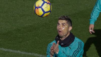 Así luce el rostro de Cristiano Ronaldo tras el duro golpe que recibió en su ojo izquierdo. Foto EFE