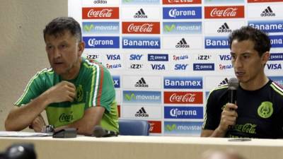 Juan Carlos Osorio y Andrés Guardado en conferencia de prensa en San Pedro Sula, previo al partido ante Honduras de este martes. Foto Delmer Martínez