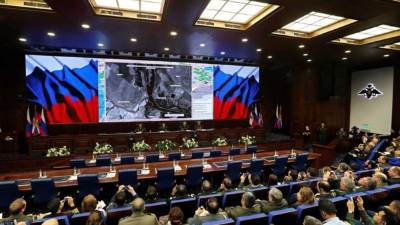 Oficiales rusos asisten a una sesión sobre operaciones antiterroristas en el Centro de Control de Defensa Nacional de Moscú. Foto: Efe