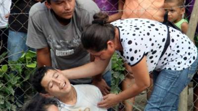 Escenas desgarradoras se vivieron ayer cuando familiares observaron al menor arrollado en la colonia San Francisco.