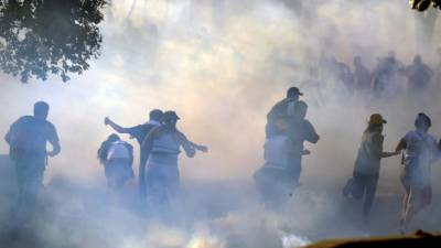 Miles de opositores se volvieron hoy a manifestar en el este de Caracas en medio de expresiones tanto del Gobierno como de los adversarios al presidente Nicolás Maduro de rechazo a la violencia que en las últimas jornadas ha ido degenerando hacia actos de vandalismo. AFP