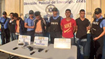 Les decomisaron dos libras de supuesta marihuana, dos armas de fuego calibre 38 y una pistola 9 milímetros.