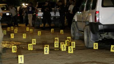 Frente a los cadáveres había múltiples casquillos de bala de distintos calibres.