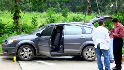 Los cadáveres de tres hombres fueron encontrados este domingo en horas del mediodía en una camioneta Pontiac, color gris sin placas, en San Pedro Sula, capital industrial de Honduras.