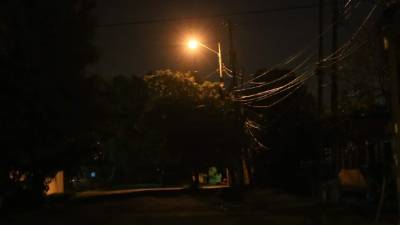 La avenida Fraternidad en la zona 1 de la colonia Fesitranh solo tiene una lámpara en buen estado.
