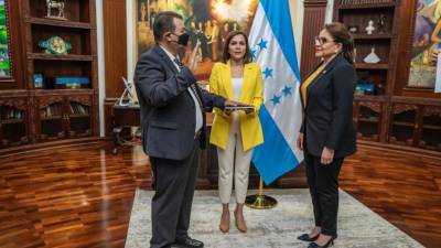 Elvir juró en presencia de Xiomara Castro, presidenta de Honduras.