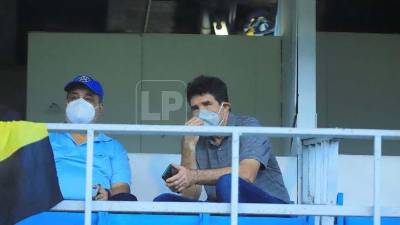 El lente de Grupo OPSA captó a Héctor Vargas en un palco del estadio Morazán.