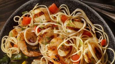 La pimienta de cayena le da un toque picante a los espaguetis.