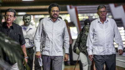 Los comandantes Pablo Catatumbo, Iván Márquez y Rodrigo Granda a su llegada el lunes al lugar donde se realizan las negociaciones con el gobierno colombiano.