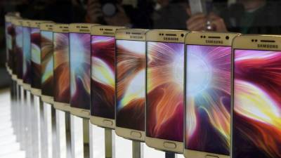 Samsung diseñó dos versiones del Galaxy S6, una con pantalla lisa y otra con pantalla de bordes curvos.