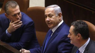 El primer ministro israelí, Benjamín Netanyahu (c), participa en una sesión parlamentaria. Foto: AFP