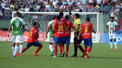 El árbitro Ever López expulsó Carlos 'Pescado' Ruiz. (Foto cortesía Nuestro Diario)