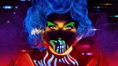 El nuevo show de Lady Gaga está lleno de luz y color.